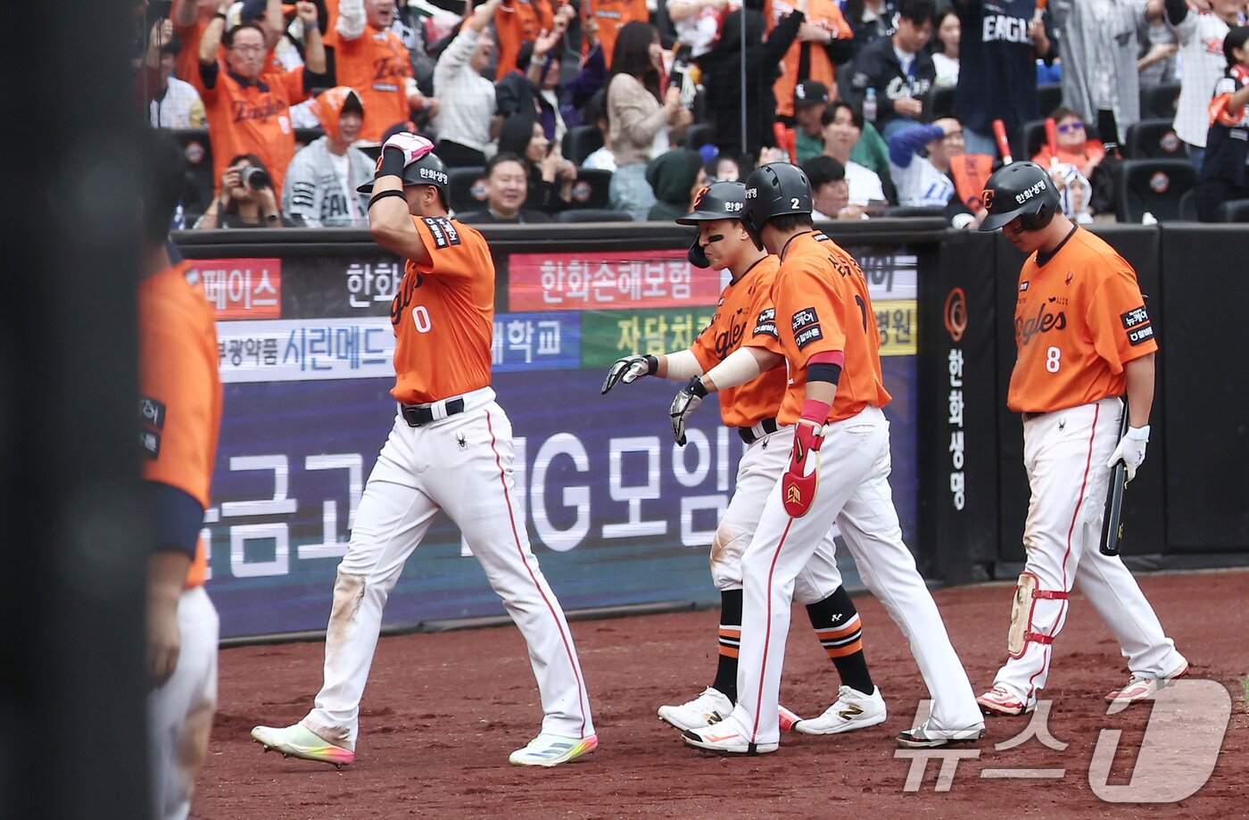 본문 이미지 - 18일 대전 한화생명볼파크 열린 프로야구 2025 신한 SOL뱅크 KBO 플레이오프 1차전 삼성 라이온즈와 한화 이글스의 경기, 한화 손아섭이 2회말 2사 만루 상황에서 터진 문현빈의 3타점 2루타 때 득점을 올린 후 더그아웃으로 향하고 있다. 2025.10.18/뉴스1 ⓒ News1 김성진 기자