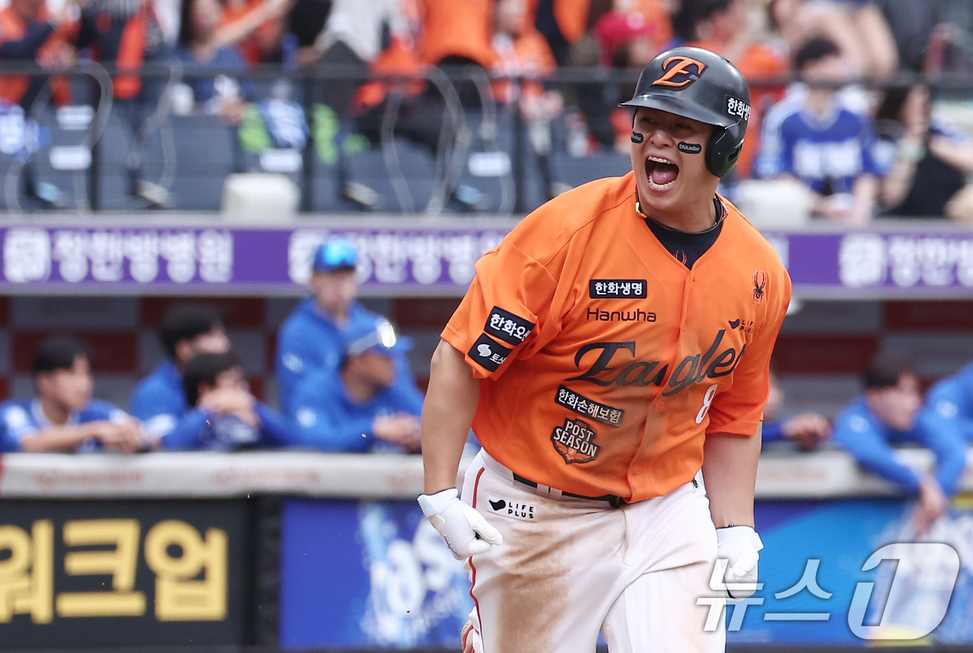 (대전=뉴스1) 김성진 기자 = 18일 대전 한화생명볼파크 열린 프로야구 2025 신한 SOL뱅크 KBO 플레이오프 1차전 삼성 라이온즈와 한화 이글스의 경기, 한화 문현빈이 2회 …