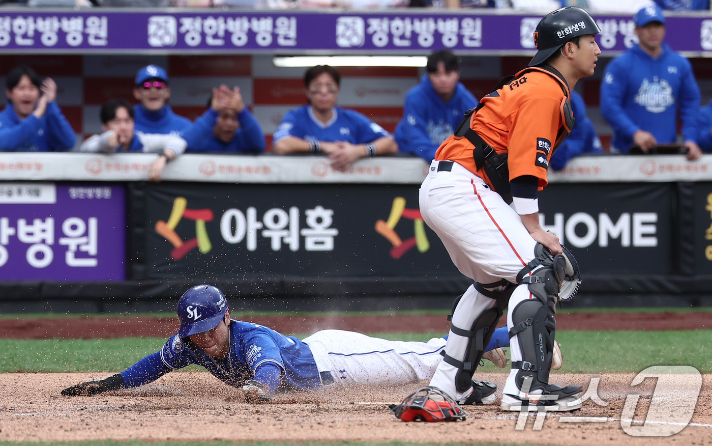 (대전=뉴스1) 김성진 기자 = 18일 대전 한화생명볼파크 열린 프로야구 2025 신한 SOL뱅크 KBO 플레이오프 1차전 삼성 라이온즈와 한화 이글스의 경기, 삼성 김지찬이 3회 …