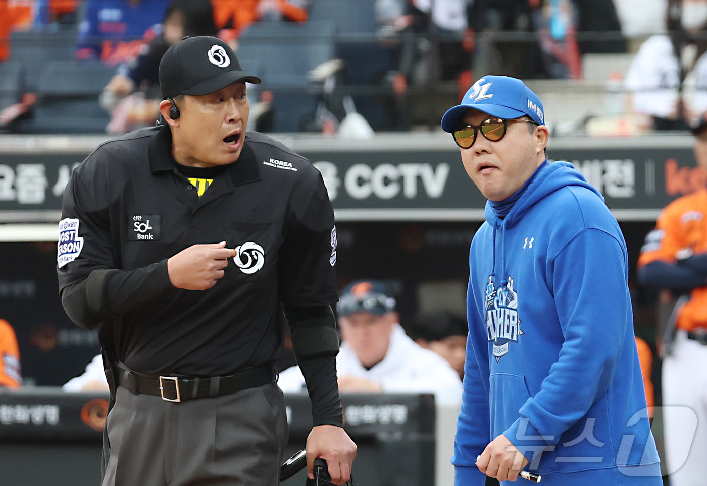 (대전=뉴스1) 김기남 기자 = 18일 대전 한화생명볼파크 열린 프로야구 2025 신한 SOL뱅크 KBO 플레이오프 1차전 삼성 라이온즈와 한화 이글스의 경기에서 3회초 무사 1, …