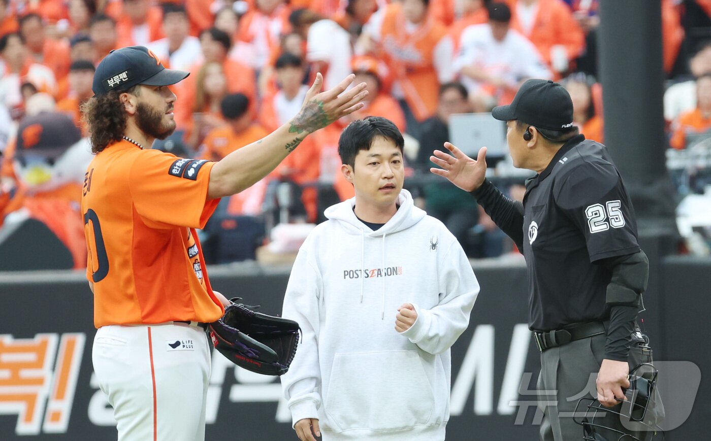 본문 이미지 - 18일 대전 한화생명볼파크 열린 프로야구 2025 신한 SOL뱅크 KBO 플레이오프 1차전 삼성 라이온즈와 한화 이글스의 경기에서 3회초 무사 1,3루 구자욱 타석에 한화 폰세 투수의 투구시간에 주심이 이야기를 하고 있다. 2025.10.18/뉴스1 ⓒ News1 김기남 기자