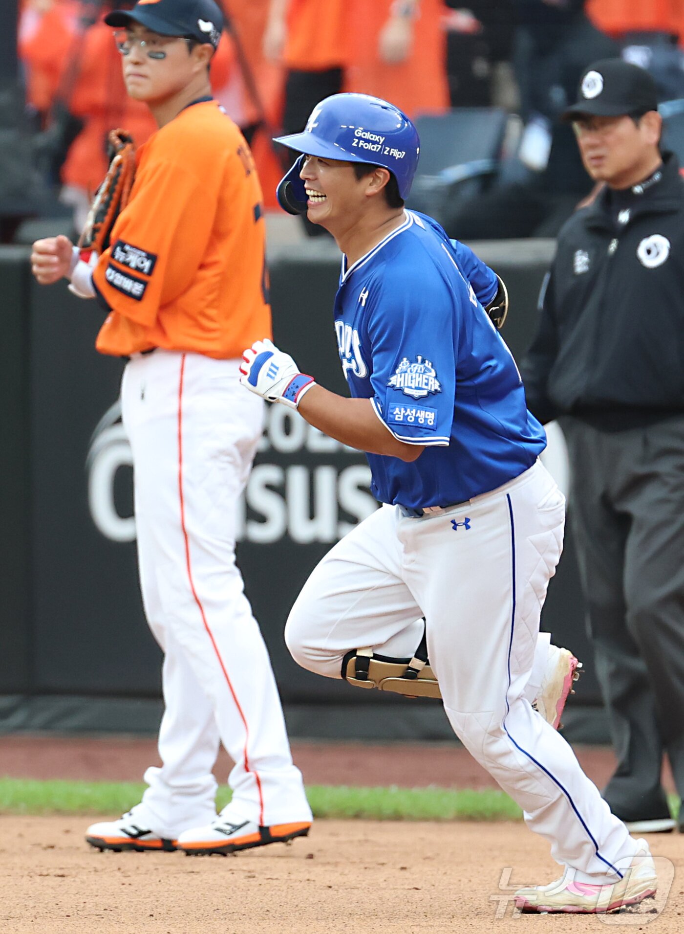 본문 이미지 - 18일 대전 한화생명볼파크 열린 프로야구 2025 신한 SOL뱅크 KBO 플레이오프 1차전 삼성 라이온즈와 한화 이글스의 경기에서 4회초 삼성 김태훈이 역전 솔로 홈런을 치고 그라운드를 돌고 있다. 2025.10.18/뉴스1 ⓒ News1 김기남 기자