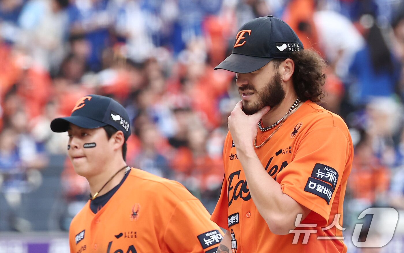 본문 이미지 - 18일 대전 한화생명볼파크 열린 프로야구 2025 신한 SOL뱅크 KBO 플레이오프 1차전 삼성 라이온즈와 한화 이글스의 경기, 한화 선발 폰세가 4회초 수비를 마친 후 더그아웃으로 향하고 있다. 2025.10.18/뉴스1 ⓒ News1 김성진 기자