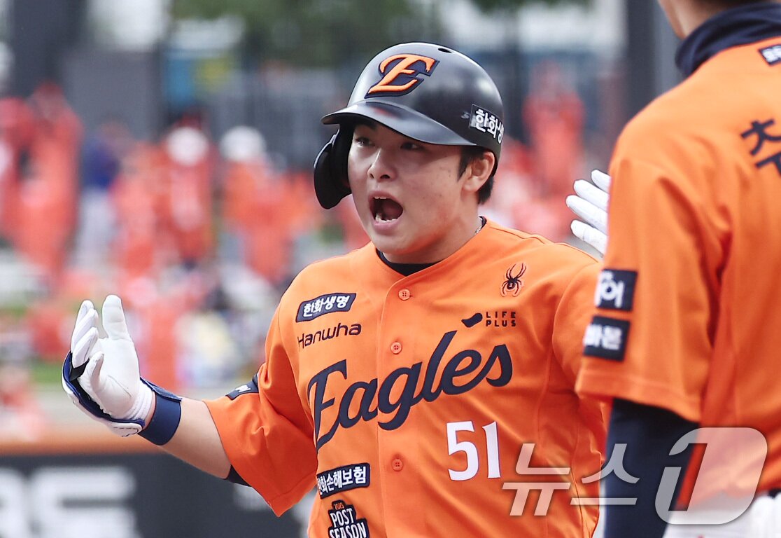 본문 이미지 - 18일 대전 한화생명볼파크 열린 프로야구 2025 신한 SOL뱅크 KBO 플레이오프 1차전 삼성 라이온즈와 한화 이글스의 경기, 한화 문현빈이 4회말 1사 1루 상황에서 안타를 친 후 포효하고 있다. 2025.10.18/뉴스1 ⓒ News1 김성진 기자