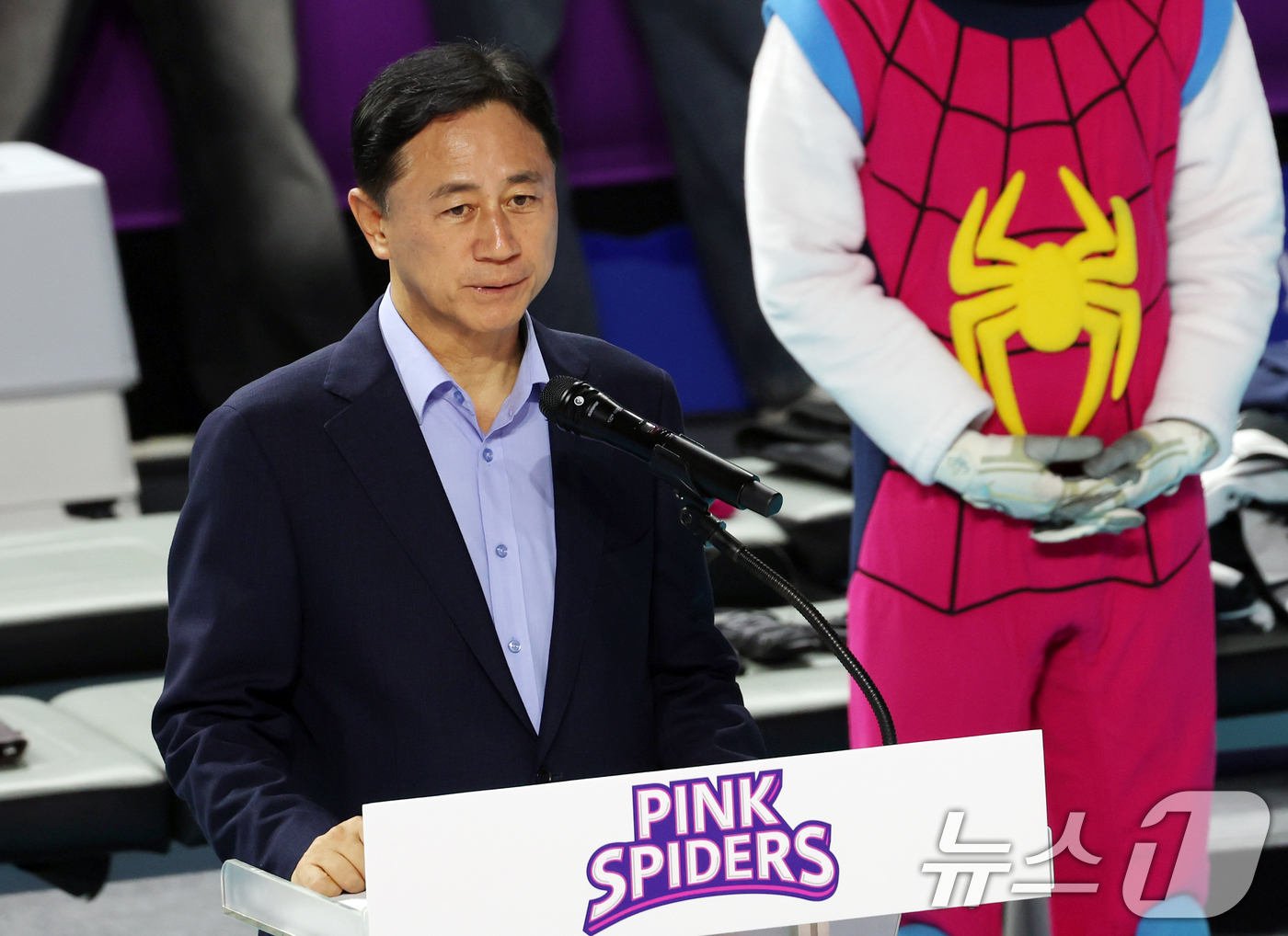 (인천=뉴스1) 김명섭 기자 = 18일 인천 부평구 삼산월드체육관에서 열린 프로배구 진에어 2025-2026 V리그 여자부 흥국생명과 정관장의 개막 경기에서 신무철 한국배구연맹 사 …