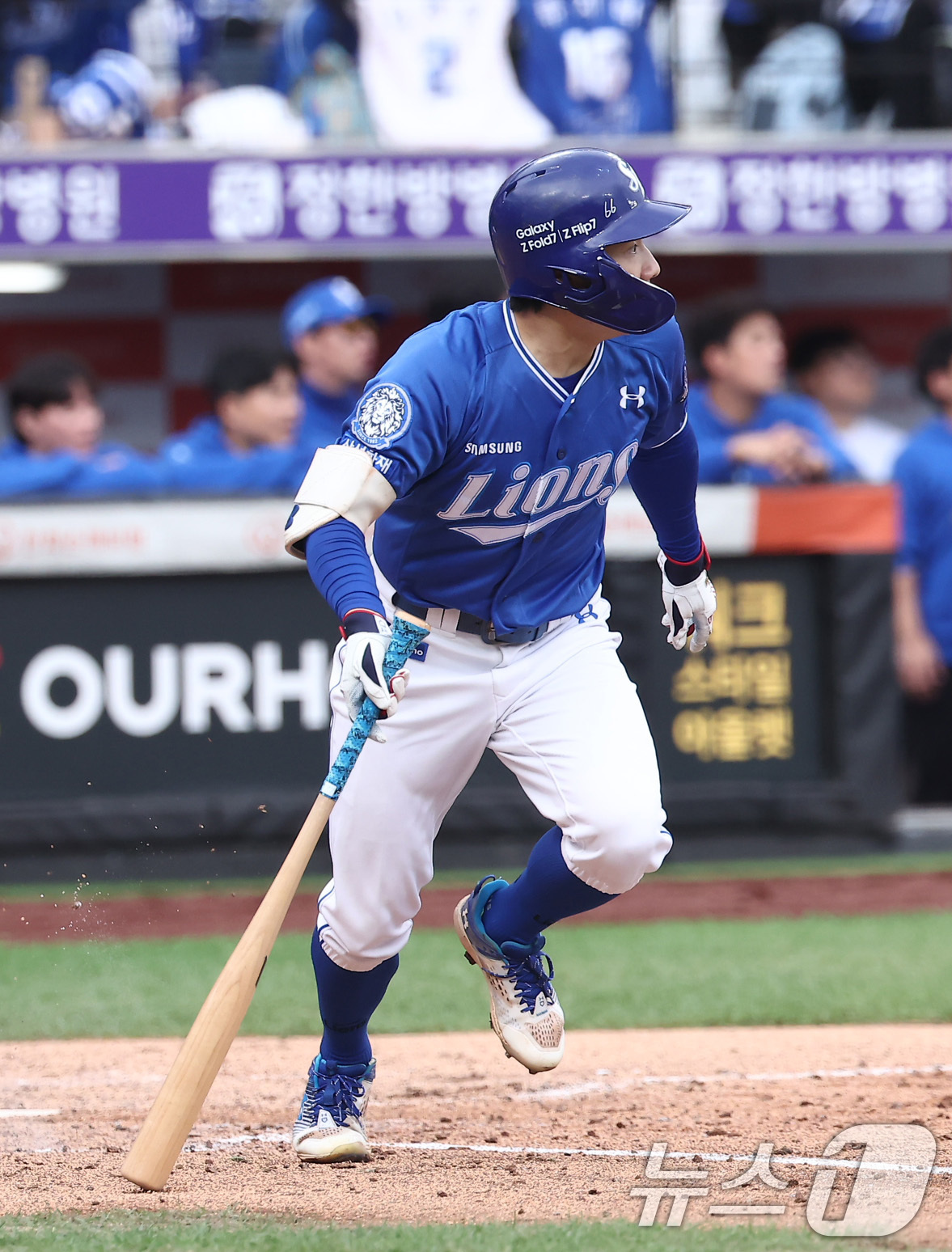 (대전=뉴스1) 김성진 기자 = 18일 대전 한화생명볼파크 열린 프로야구 2025 신한 SOL뱅크 KBO 플레이오프 1차전 삼성 라이온즈와 한화 이글스의 경기, 삼성 김지찬이 3회 …