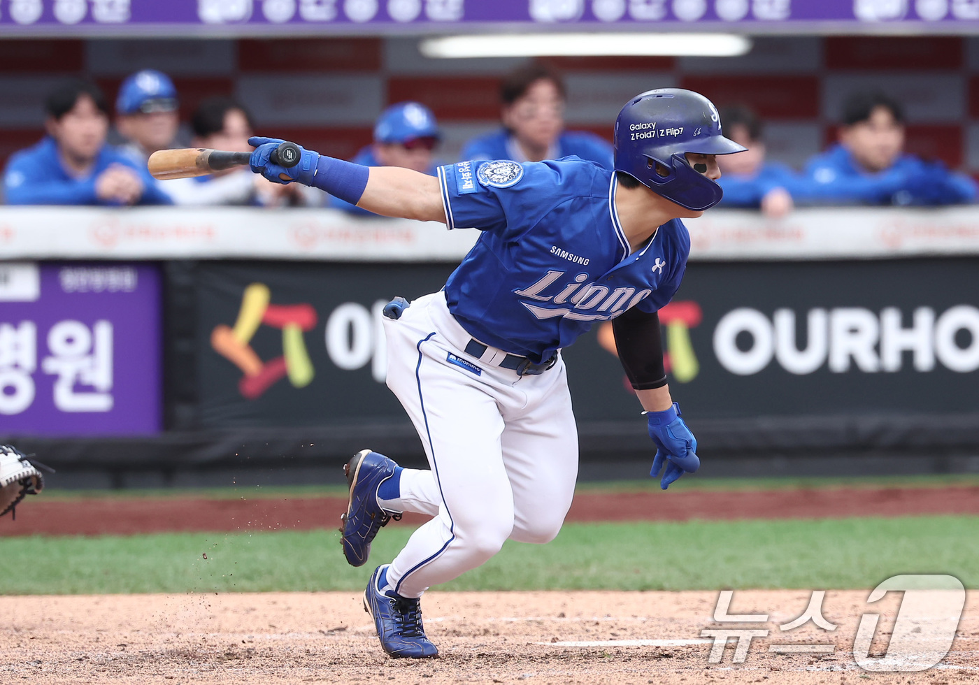 (대전=뉴스1) 김성진 기자 = 18일 대전 한화생명볼파크 열린 프로야구 2025 신한 SOL뱅크 KBO 플레이오프 1차전 삼성 라이온즈와 한화 이글스의 경기, 삼성 김성윤이 3회 …