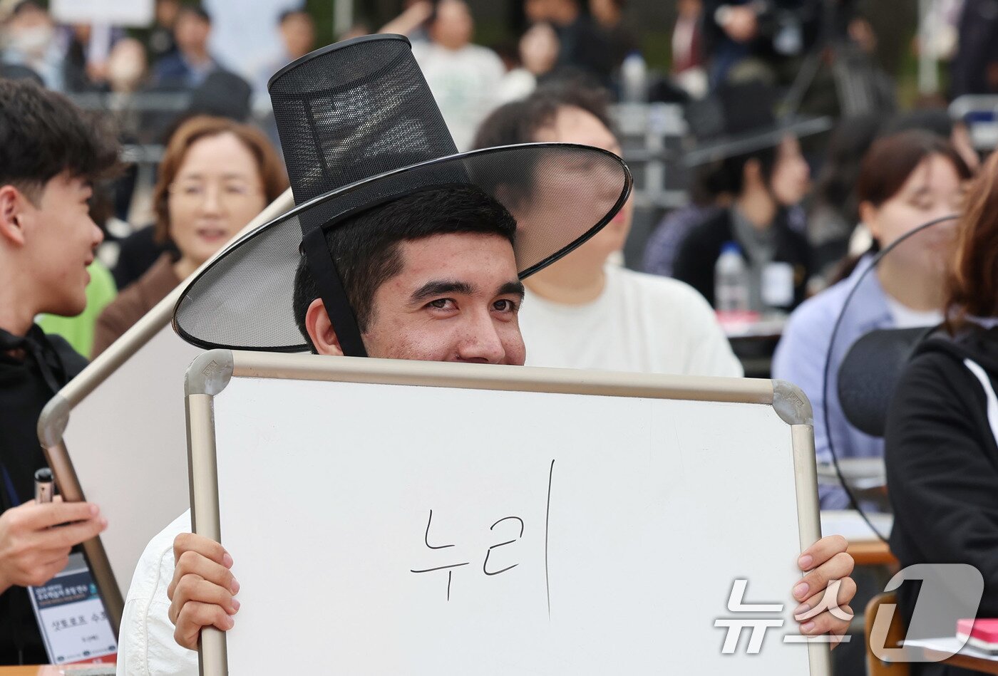 본문 이미지 - 18일 오후 서울 경복궁 집옥재 앞마당에서 국립국어원 주최로 열린 '2025년 국어 사랑 받아쓰기 대회'에서 참가자들이 우리말과 우리글 실력을 겨루고 있다.  2025.10.18/뉴스1 ⓒ News1 박지혜 기자