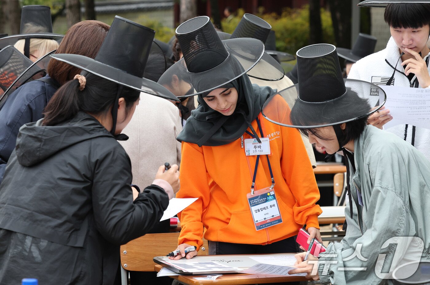 본문 이미지 - 18일 오후 서울 경복궁 집옥재 앞마당에서 국립국어원 주최로 열린 '2025년 국어 사랑 받아쓰기 대회'에서 참가자들이 우리말과 우리글 실력을 겨루고 있다. 올해로 두 번째를 맞는 '2025년 국어 사랑 받아쓰기 대회'는 우리말과 우리글의 의미와 가치를 되새기며 바르고 품격 있는 국어 생활을 널리 알리고자 기획됐다. 2025.10.18/뉴스1 ⓒ News1 박지혜 기자