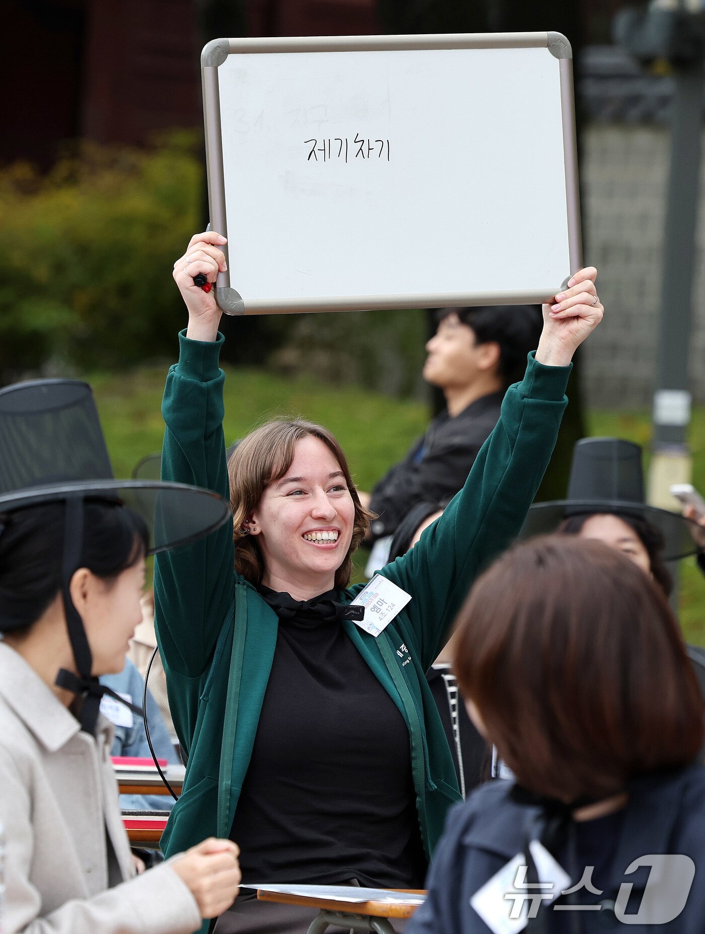 본문 이미지 - 18일 오후 서울 경복궁 집옥재 앞마당에서 국립국어원 주최로 열린 '2025년 국어 사랑 받아쓰기 대회'에서 참가자들이 우리말과 우리글 실력을 겨루고 있다. 올해로 두 번째를 맞는 '2025년 국어 사랑 받아쓰기 대회'는 우리말과 우리글의 의미와 가치를 되새기며 바르고 품격 있는 국어 생활을 널리 알리고자 기획됐다. 2025.10.18/뉴스1 ⓒ News1 박지혜 기자