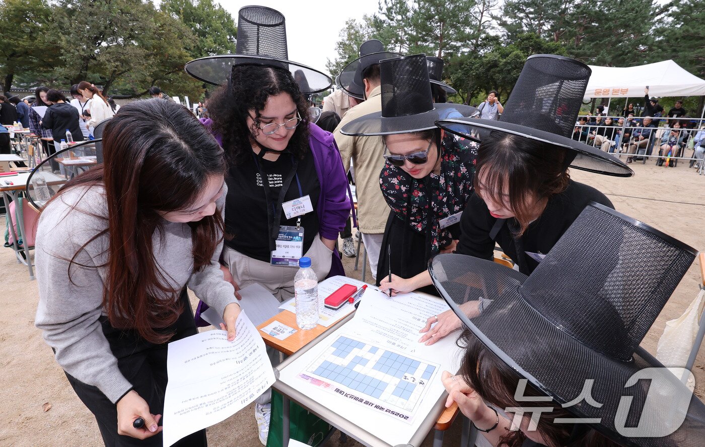 본문 이미지 - 18일 오후 서울 경복궁 집옥재 앞마당에서 국립국어원 주최로 열린 '2025년 국어 사랑 받아쓰기 대회'에서 참가자들이 우리말과 우리글 실력을 겨루고 있다. 2025.10.18/뉴스1 ⓒ News1 박지혜 기자