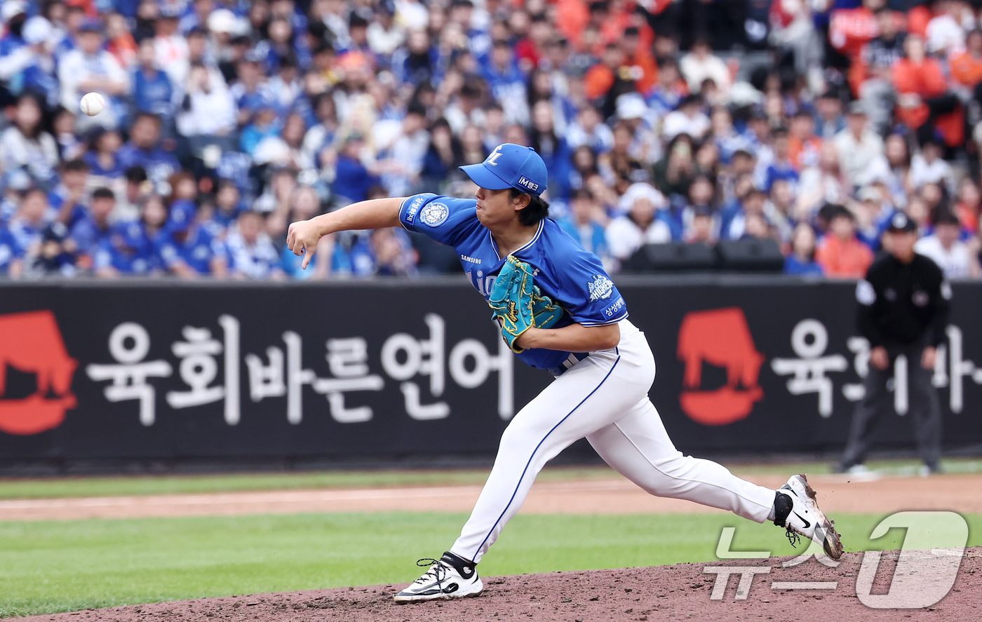 (대전=뉴스1) 김성진 기자 = 18일 대전 한화생명볼파크 열린 프로야구 2025 신한 SOL뱅크 KBO 플레이오프 1차전 삼성 라이온즈와 한화 이글스의 경기, 삼성 양창섭이 역투 …