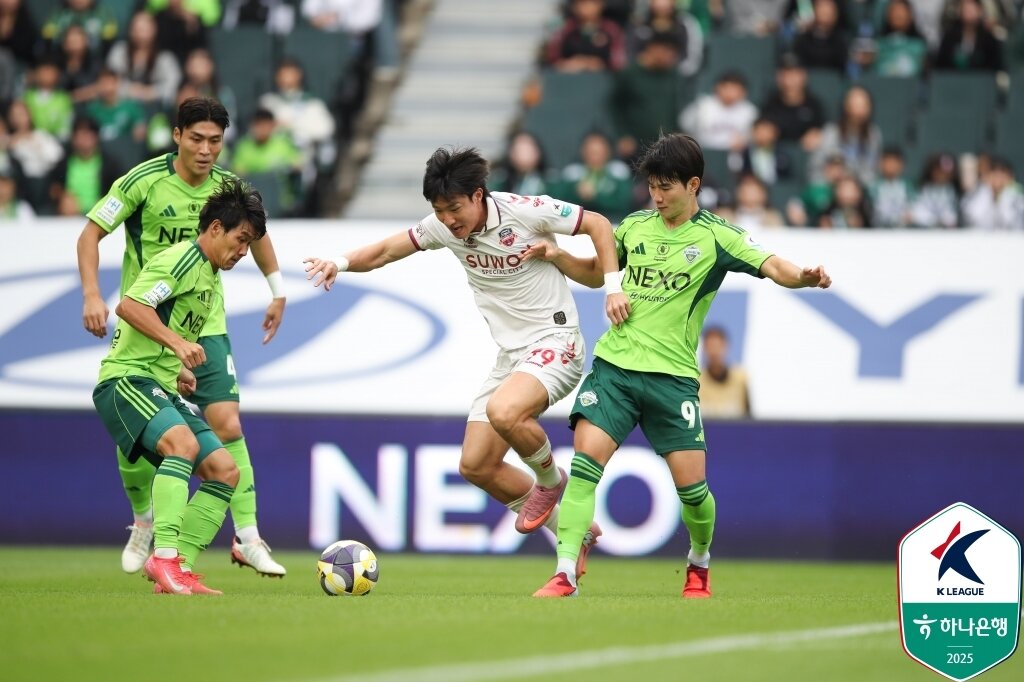 본문 이미지 - 전북과 수원FC의 경기모습(한국프로축구연맹 제공) 
