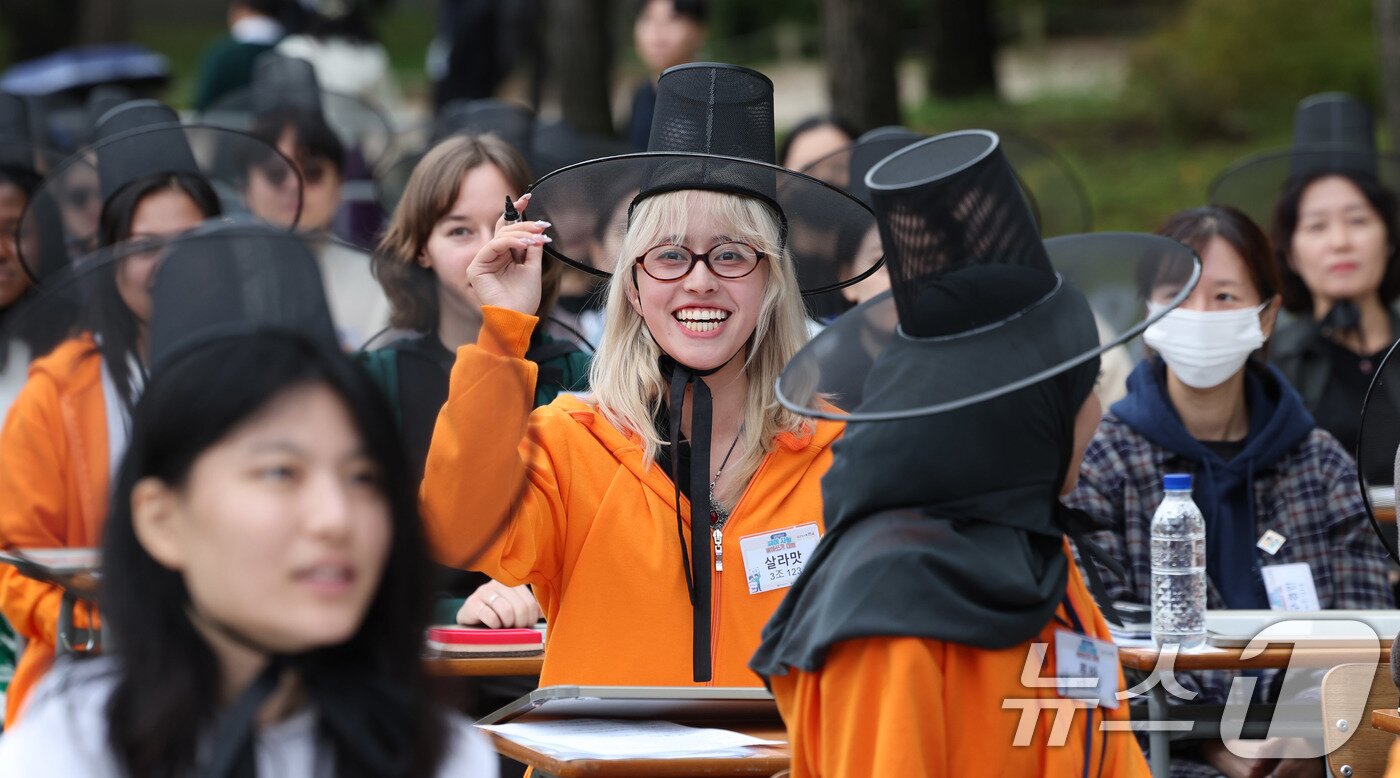 본문 이미지 - 18일 오후 서울 경복궁 집옥재 앞마당에서 국립국어원 주최로 열린 '2025년 국어 사랑 받아쓰기 대회'에서 참가자들이 우리말과 우리글 실력을 겨루고 있다.  2025.10.18/뉴스1 ⓒ News1 박지혜 기자