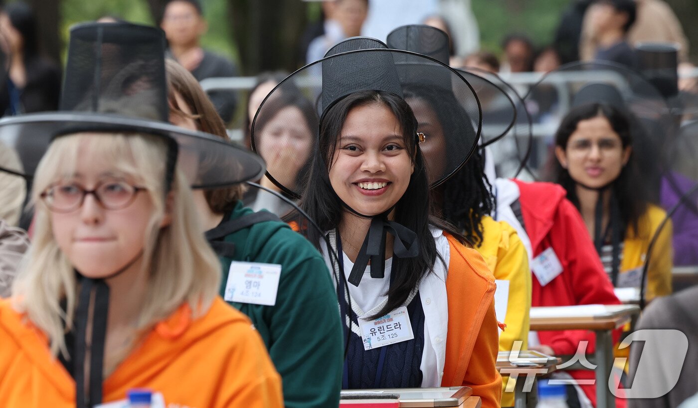 본문 이미지 - 18일 오후 서울 경복궁 집옥재 앞마당에서 국립국어원 주최로 열린 '2025년 국어 사랑 받아쓰기 대회'에서 참가자들이 우리말과 우리글 실력을 겨루고 있다.  2025.10.18/뉴스1 ⓒ News1 박지혜 기자