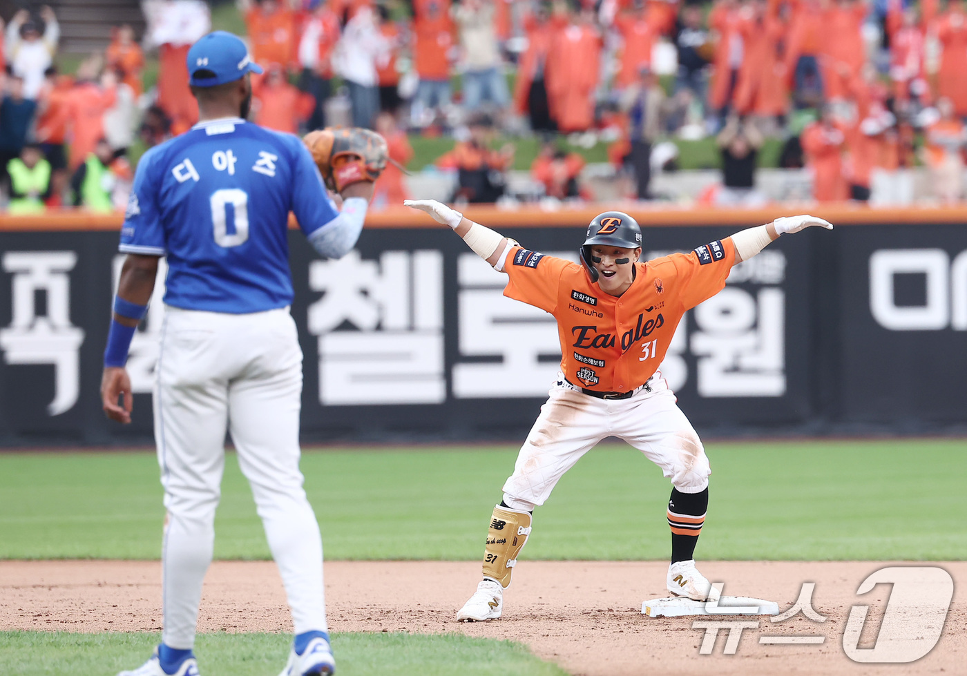 (대전=뉴스1) 김성진 기자 = 18일 대전 한화생명볼파크 열린 프로야구 2025 신한 SOL뱅크 KBO 플레이오프 1차전 삼성 라이온즈와 한화 이글스의 경기, 한화 손아섭이 6회 …