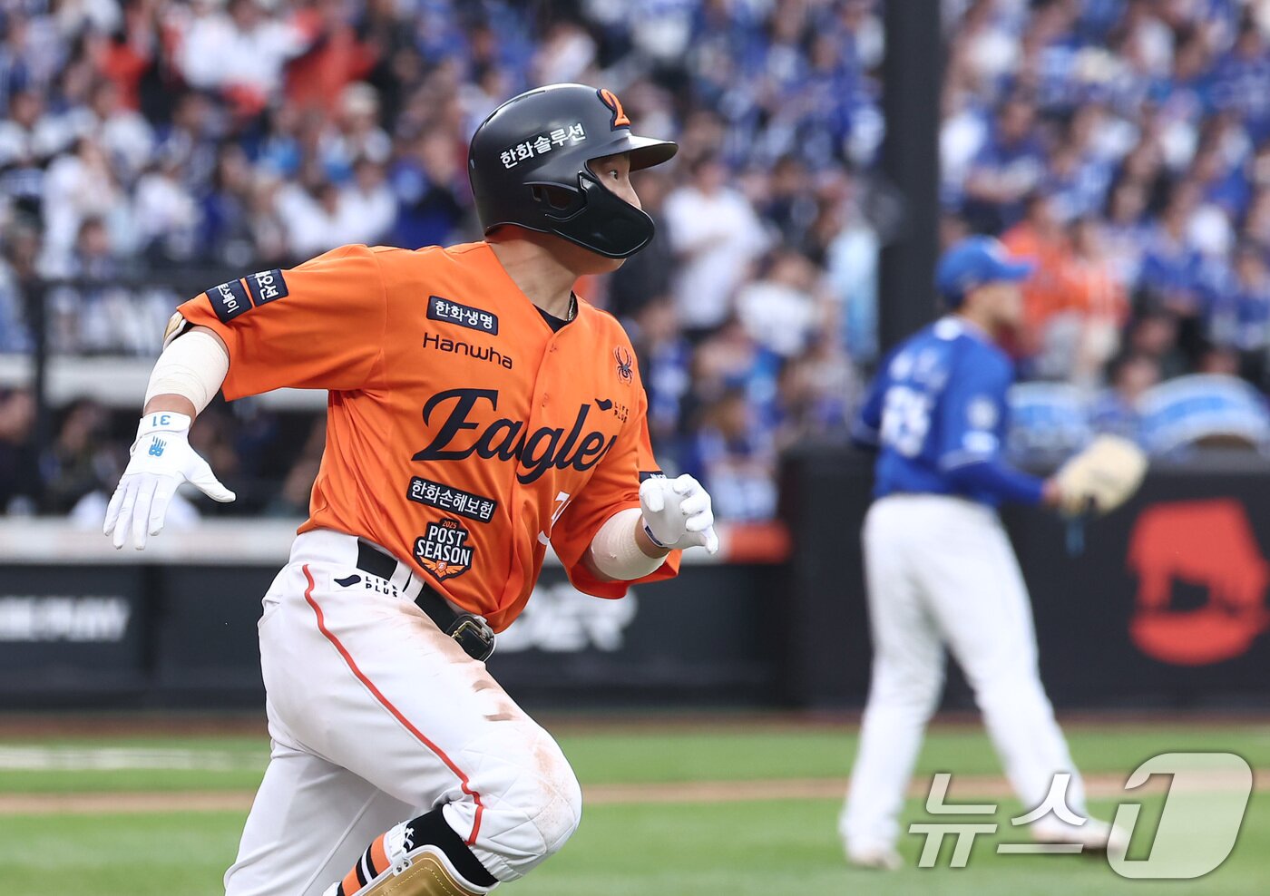 본문 이미지 - 18일 대전 한화생명볼파크 열린 프로야구 2025 신한 SOL뱅크 KBO 플레이오프 1차전 삼성 라이온즈와 한화 이글스의 경기, 한화 손아섭이 6회말 무사 2루 상황에서 1타점 동점 2루타를 치고 있다. 2025.10.18/뉴스1 ⓒ News1 김성진 기자