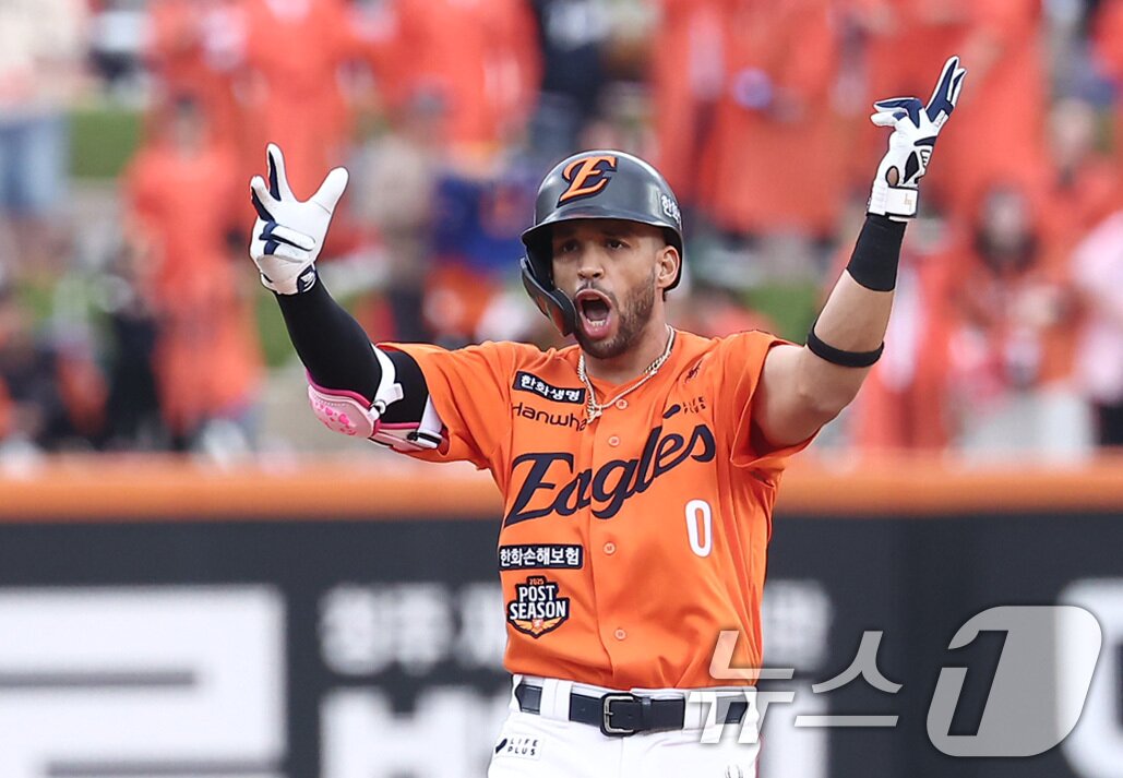 본문 이미지 - 18일 대전 한화생명볼파크 열린 프로야구 2025 신한 SOL뱅크 KBO 플레이오프 1차전 삼성 라이온즈와 한화 이글스의 경기, 한화 리베라토가 6회말 무사 2루 상황에서 2루타를 친 후 세리머니를 하고 있다. 2025.10.18/뉴스1 ⓒ News1 김성진 기자