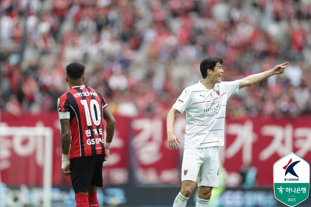 본문 이미지 - 포항 유니폼 입고 서울월드컵경기장에서 뛴 기성용&#40;오른쪽&#41;&#40;한국프로축구연맹 제공&#41; 