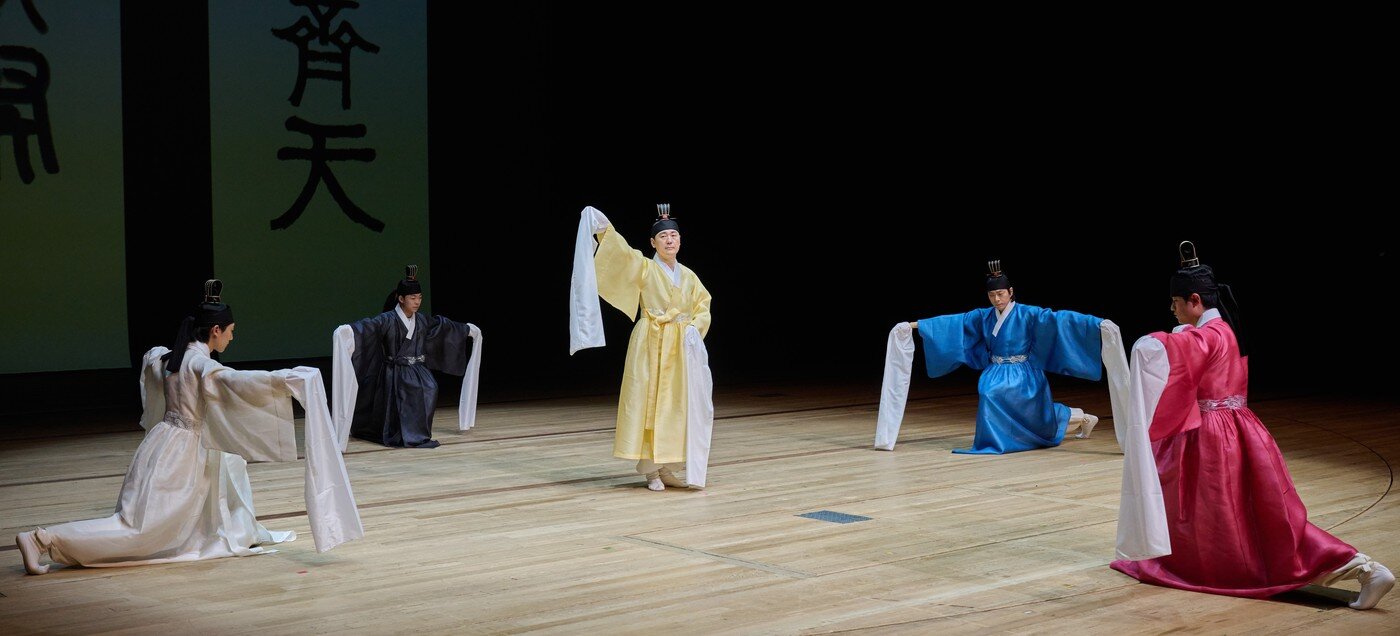 본문 이미지 - 10월 17일 서울 세종문화회관 대극장에서 열린 제20회 창신제&#40;創新祭&#41;에서 &#39;수제천 춤사위&#39; 공연을 하고있다.&#40;크라운해태제과 제공&#41;