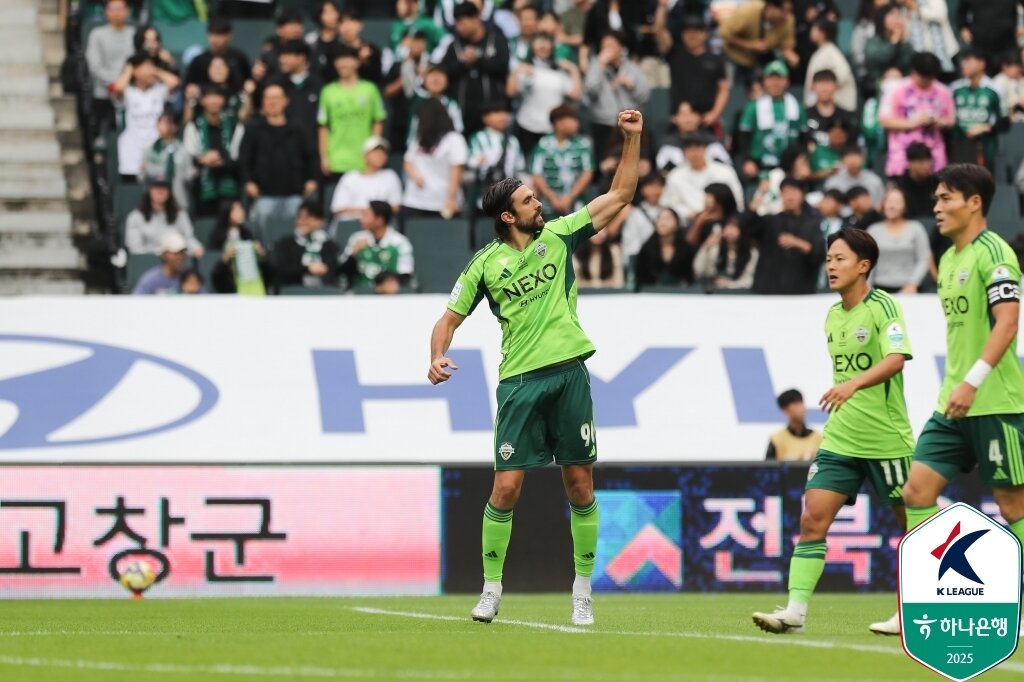 본문 이미지 - 전북의 콤파뇨&#40;한국프로축구연맹 제공&#41; 