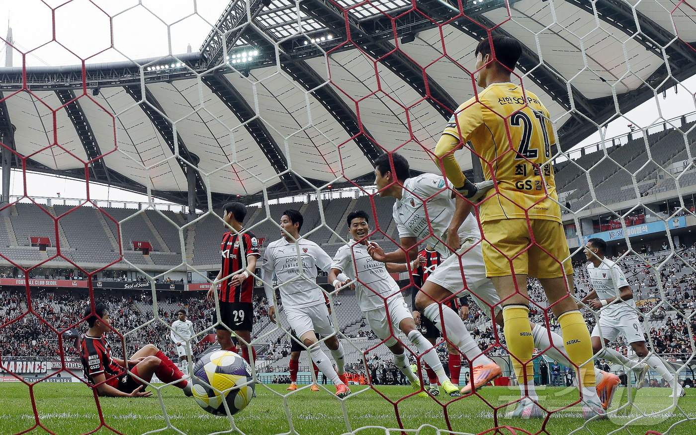 (서울=뉴스1) 박정호 기자 = 18일 오후 서울시 마포구 월드컵로 서울월드컵경기장에서 열린 하나은행 K리그1 2025 33라운드 FC서울과 포항스틸러스의 경기에서 전반 포항 이호 …