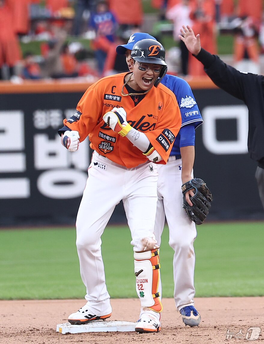 본문 이미지 - 18일 대전 한화생명볼파크 열린 프로야구 2025 신한 SOL뱅크 KBO 플레이오프 1차전 삼성 라이온즈와 한화 이글스의 경기, 한화 채은성이 6회말 2사 2,3루 상황에서 역전 2타점 2루타를 친 후 포효하고 있다. 2025.10.18/뉴스1 ⓒ News1 김성진 기자