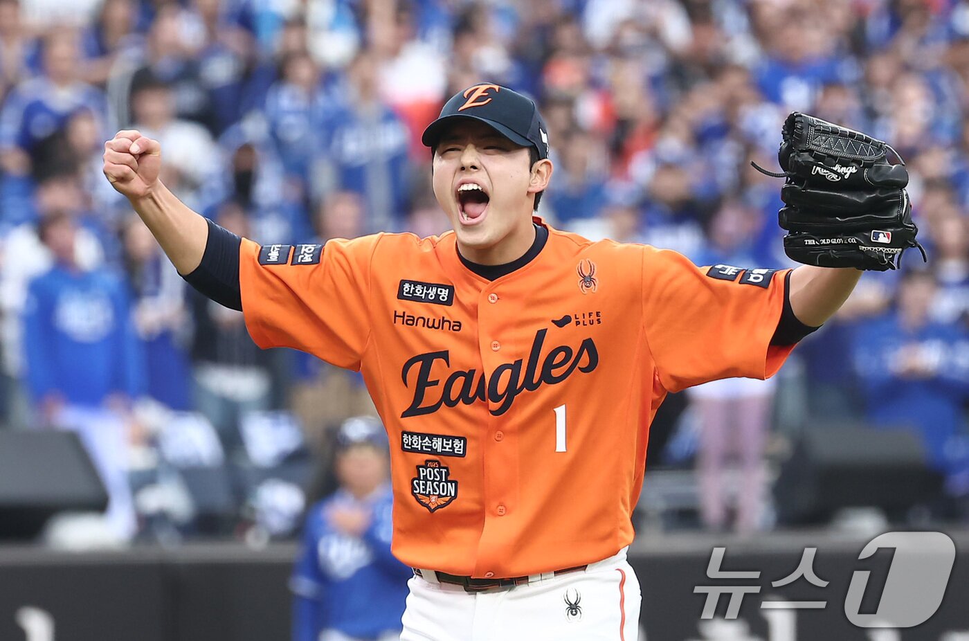 본문 이미지 - 18일 대전 한화생명볼파크 열린 프로야구 2025 신한 SOL뱅크 KBO 플레이오프 1차전 삼성 라이온즈와 한화 이글스의 경기, 한화 문동주가 7회초 수비를 삼자범퇴로 막아낸 후 더그아웃을 향하며 포효하고 있다. 2025.10.18/뉴스1 ⓒ News1 김성진 기자