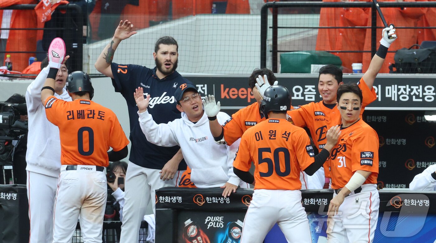 본문 이미지 - 18일 대전 한화생명볼파크 열린 프로야구 2025 신한 SOL뱅크 KBO 플레이오프 1차전 삼성 라이온즈와 한화 이글스의 경기에서 6회말 한화 채은성이 2사 2,3루에서 역전, 더그아웃 폰세가 하이파이브를 하고 있다. 2025.10.18/뉴스1 ⓒ News1 김기남 기자