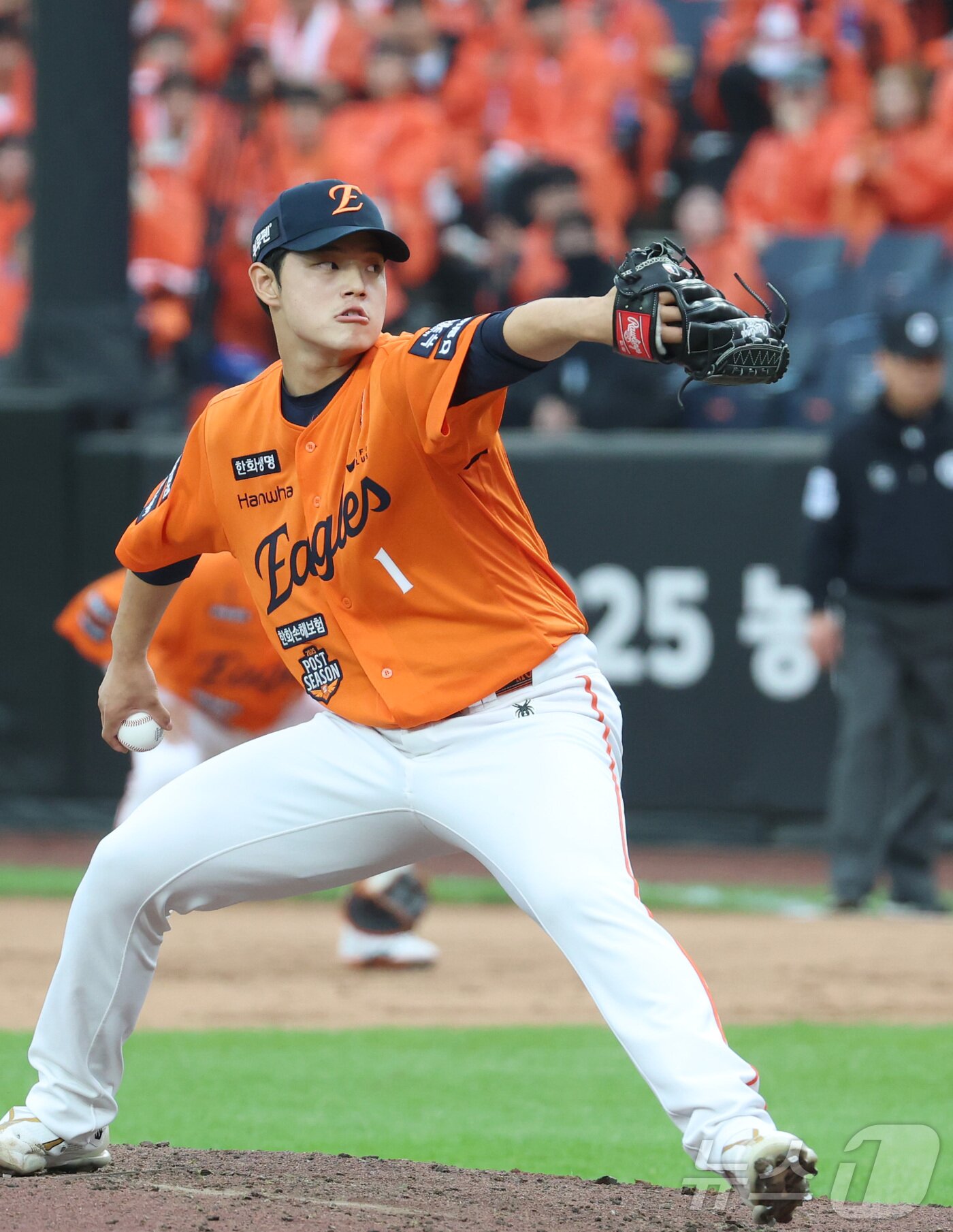 본문 이미지 - 18일 대전 한화생명볼파크 열린 프로야구 2025 신한 SOL뱅크 KBO 플레이오프 1차전 삼성 라이온즈와 한화 이글스의 경기에서 7회초 문동주가 구원 등판 투구하고 있다. 2025.10.18/뉴스1 ⓒ News1 김기남 기자