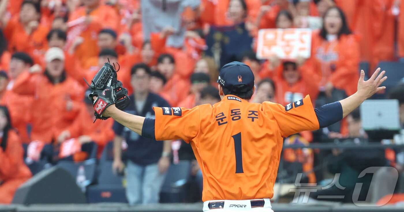 본문 이미지 - 18일 대전 한화생명볼파크 열린 프로야구 2025 신한 SOL뱅크 KBO 플레이오프 1차전 삼성 라이온즈와 한화 이글스의 경기에서 7회초 문동주가 구원 등판 팬들을 향해 포효하고 있다. 2025.10.18/뉴스1 ⓒ News1 김기남 기자