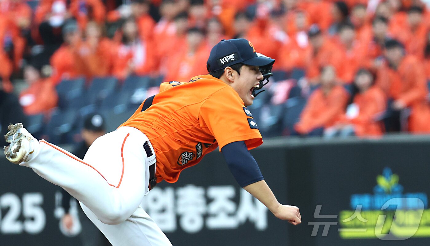 본문 이미지 - 18일 대전 한화생명볼파크 열린 프로야구 2025 신한 SOL뱅크 KBO 플레이오프 1차전 삼성 라이온즈와 한화 이글스의 경기에서 7회초 문동주가 구원 등판 162km 투구를 하고 있다. 2025.10.18/뉴스1 ⓒ News1 김기남 기자