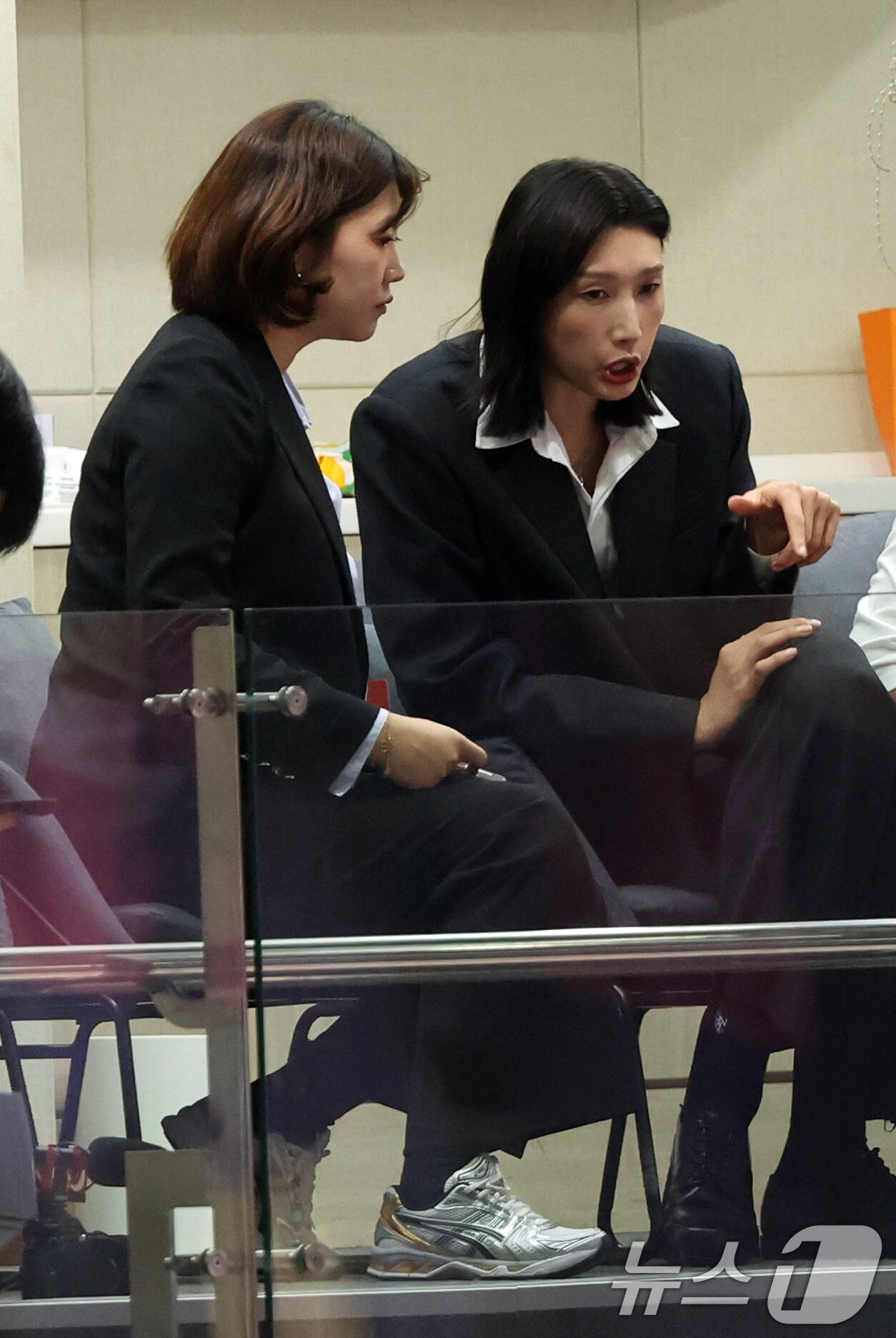 본문 이미지 - 18일 인천 부평구 삼산월드체육관에서 열린 프로배구 진에어 2025-2026 V리그 여자부 흥국생명과 정관장의 개막 경기에서 김연경이 경기를 지켜보고 있다. 2025.10.18/뉴스1 ⓒ News1 김명섭 기자