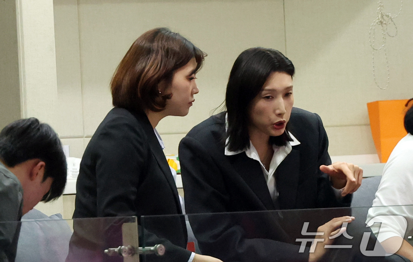 (인천=뉴스1) 김명섭 기자 = 18일 인천 부평구 삼산월드체육관에서 열린 프로배구 진에어 2025-2026 V리그 여자부 흥국생명과 정관장의 개막 경기에서 김연경이 경기를 지켜보 …