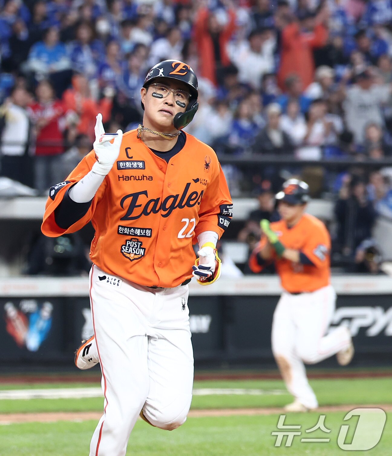 본문 이미지 - 18일 대전 한화생명볼파크 열린 프로야구 2025 신한 SOL뱅크 KBO 플레이오프 1차전 삼성 라이온즈와 한화 이글스의 경기, 한화 채은성이 8회말 2사 1,3루 상황에서 1타점 적시타를 친 후 세리머니를 하고 있다. 2025.10.18/뉴스1 ⓒ News1 김성진 기자