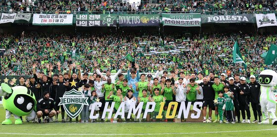 본문 이미지 - 우승을 확정한 뒤 기뻐하는 전북 선수들 &#40;한국프로축구연맹 제공. 재판매 및 DB 금지&#41; 2025.10.18/뉴스1