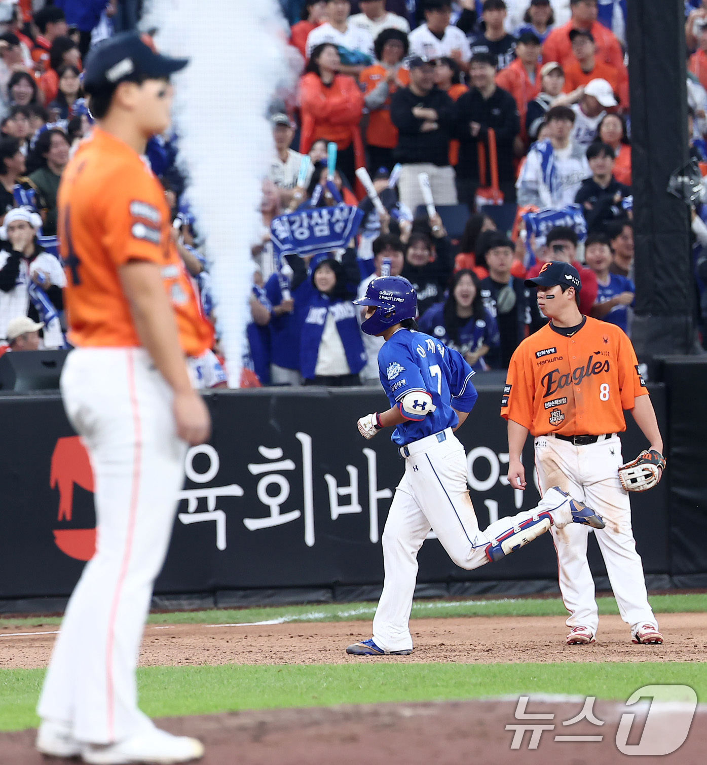 (대전=뉴스1) 김성진 기자 = 18일 대전 한화생명볼파크 열린 프로야구 2025 신한 SOL뱅크 KBO 플레이오프 1차전 삼성 라이온즈와 한화 이글스의 경기, 삼성 이재현이 9회 …