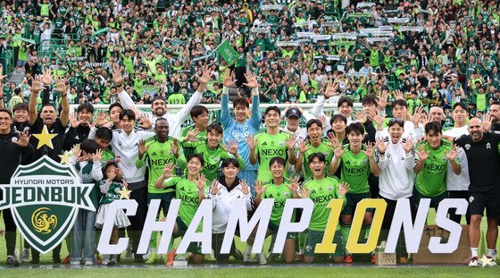본문 이미지 - 우승 조기 확정 후 기뻐하는 전북 선수들 &#40;한국프로축구연맹 제공. 재판매 및 DB 금지&#41; 2025.10.18/뉴스1