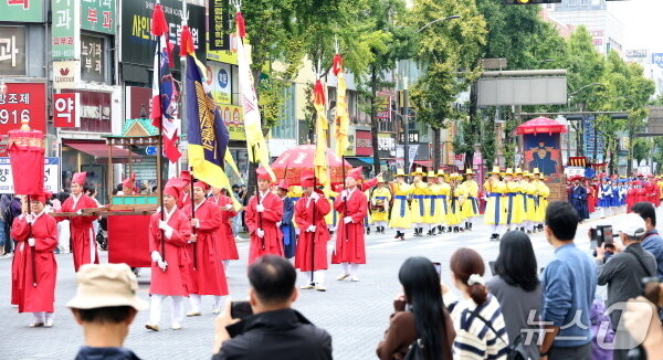 본문 이미지 - 18일 전주시에서 열린 태조 이성계의 어진&#40;왕의 초상화&#41; 봉안 의례행령을 본 시민들이 환호를 보내고 있다.&#40;전주시 제공, 재판매 및 DB 금지&#41;/뉴스1