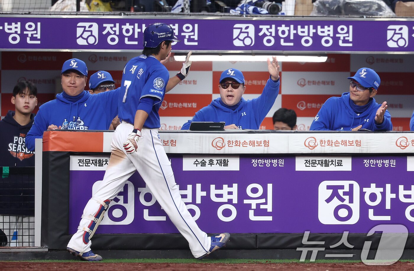 본문 이미지 - 18일 대전 한화생명볼파크 열린 프로야구 2025 신한 SOL뱅크 KBO 플레이오프 1차전 삼성 라이온즈와 한화 이글스의 경기, 삼성 박진만 감독이 9회초 무사 선두타자로 나서 솔로홈런을 터뜨린 이재현과 하이파이브를 하고 있다. 2025.10.18/뉴스1 ⓒ News1 김성진 기자