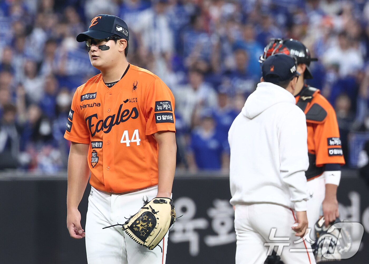 본문 이미지 - 18일 대전 한화생명볼파크 열린 프로야구 2025 신한 SOL뱅크 KBO 플레이오프 1차전 삼성 라이온즈와 한화 이글스의 경기, 한화 마무리 김서현이 9회초 1사 2루 삼성 이성규에게 1타점 적시타를 허용한 후 강판 당하고 있다. 2025.10.18/뉴스1 ⓒ News1 김성진 기자