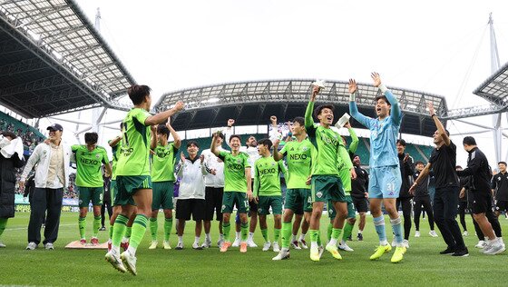 본문 이미지 - 우승 확정 후 기쁨의 댄스를 선보이는 이승우. &#40;한국프로축구연맹 제공. 재판매 및 DB 금지&#41; 2025.10.18/뉴스1