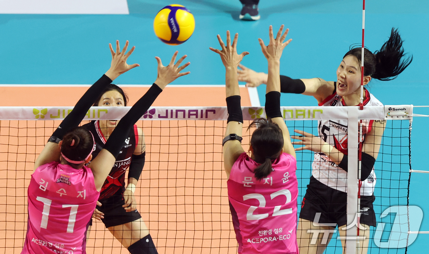 (인천=뉴스1) 김명섭 기자 = 18일 인천 부평구 삼산월드체육관에서 열린 프로배구 진에어 2025-2026 V리그 여자부 흥국생명과 정관장의 개막 경기에서 정관장 이선우가 공격을 …
