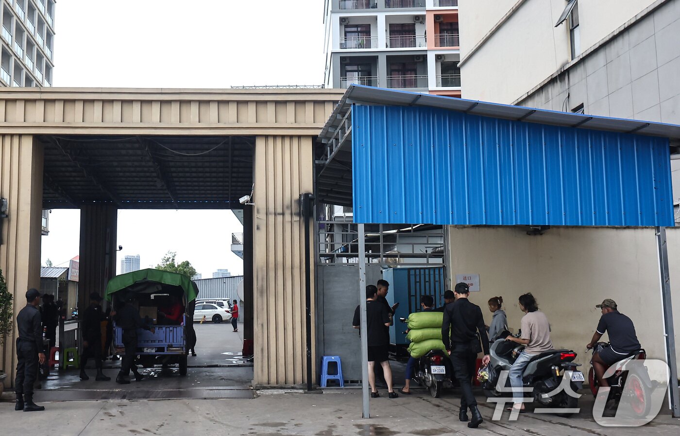 본문 이미지 - 18일(현지시간) 캄보디아 시아누크빌 내 범죄단지로 알려진 건물 입구에서 검문이 이뤄지고 있다. 2025.10.18/뉴스1 ⓒ News1 김도우 기자