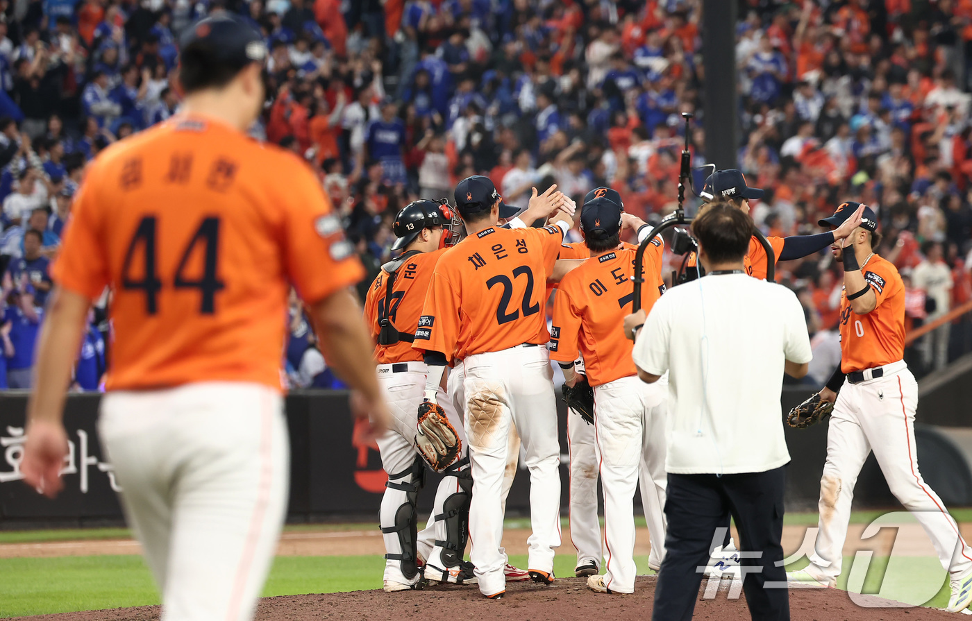 (대전=뉴스1) 김성진 기자 = 한화 선수들이 18일 대전 한화생명볼파크 열린 프로야구 2025 신한 SOL뱅크 KBO 플레이오프 1차전 삼성 라이온즈와 한화 이글스의 경기에서 9 …