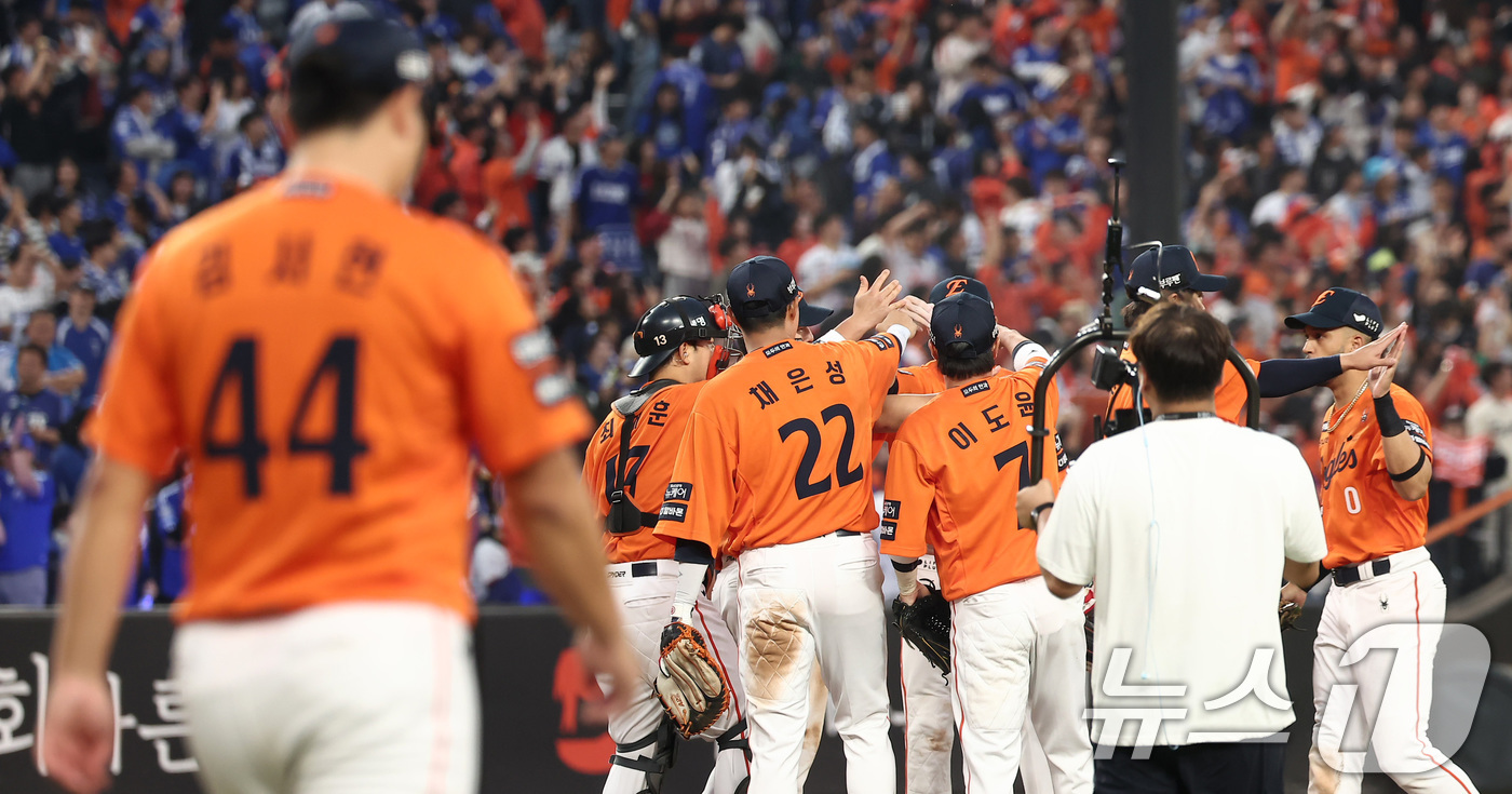 (대전=뉴스1) 김성진 기자 = 한화 선수들이 18일 대전 한화생명볼파크 열린 프로야구 2025 신한 SOL뱅크 KBO 플레이오프 1차전 삼성 라이온즈와 한화 이글스의 경기에서 9 …