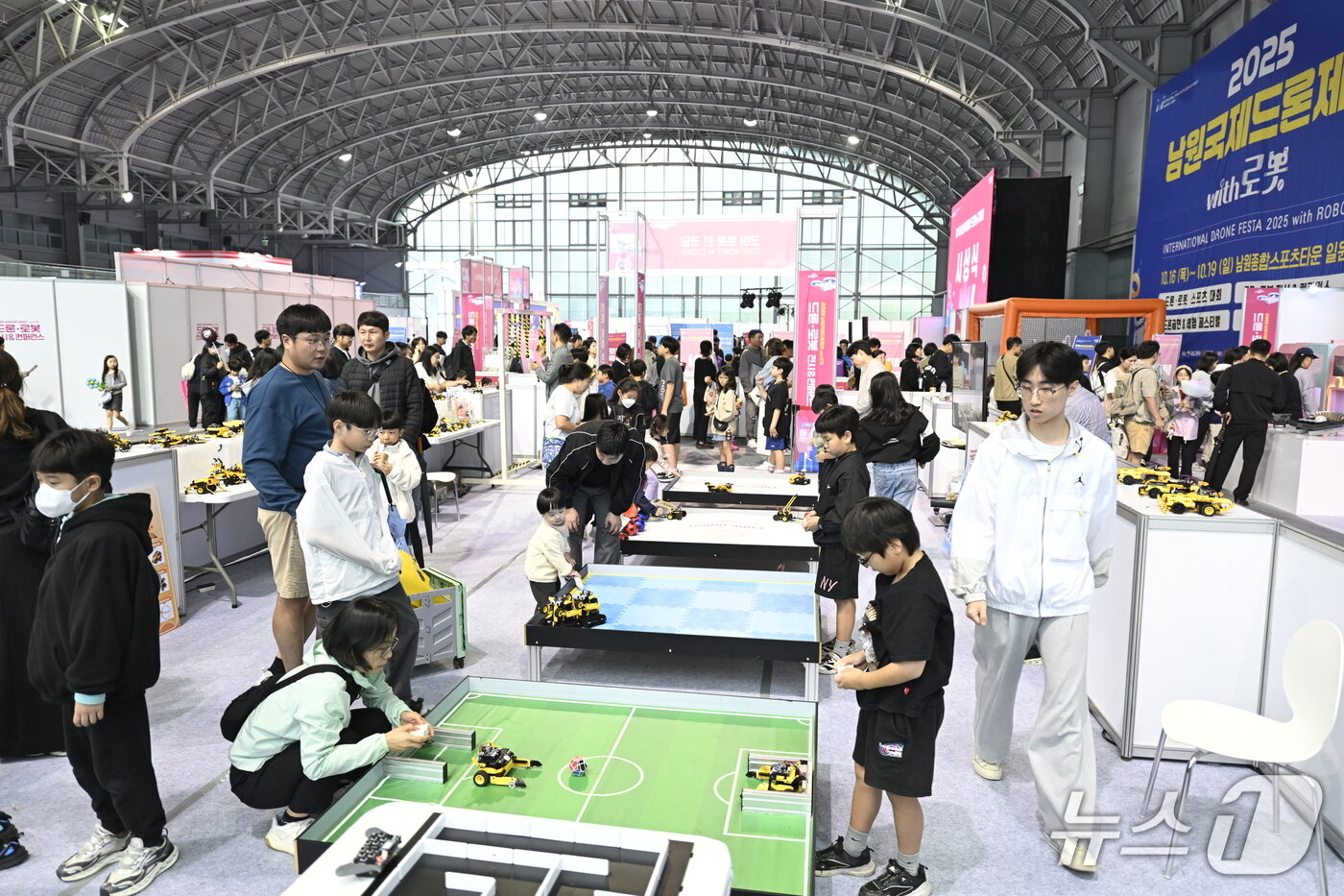 본문 이미지 - 18일 &#39;2025 남원국제드론제전 with 로봇&#39; 축제가 개막 사흘째를 맞은 가운데 컨퍼런스장에서 많은 아이들이 로봇 축구를 체험하고 있다.&#40;남원시 제공. 재판매 및 DB금지&#41;/뉴스1