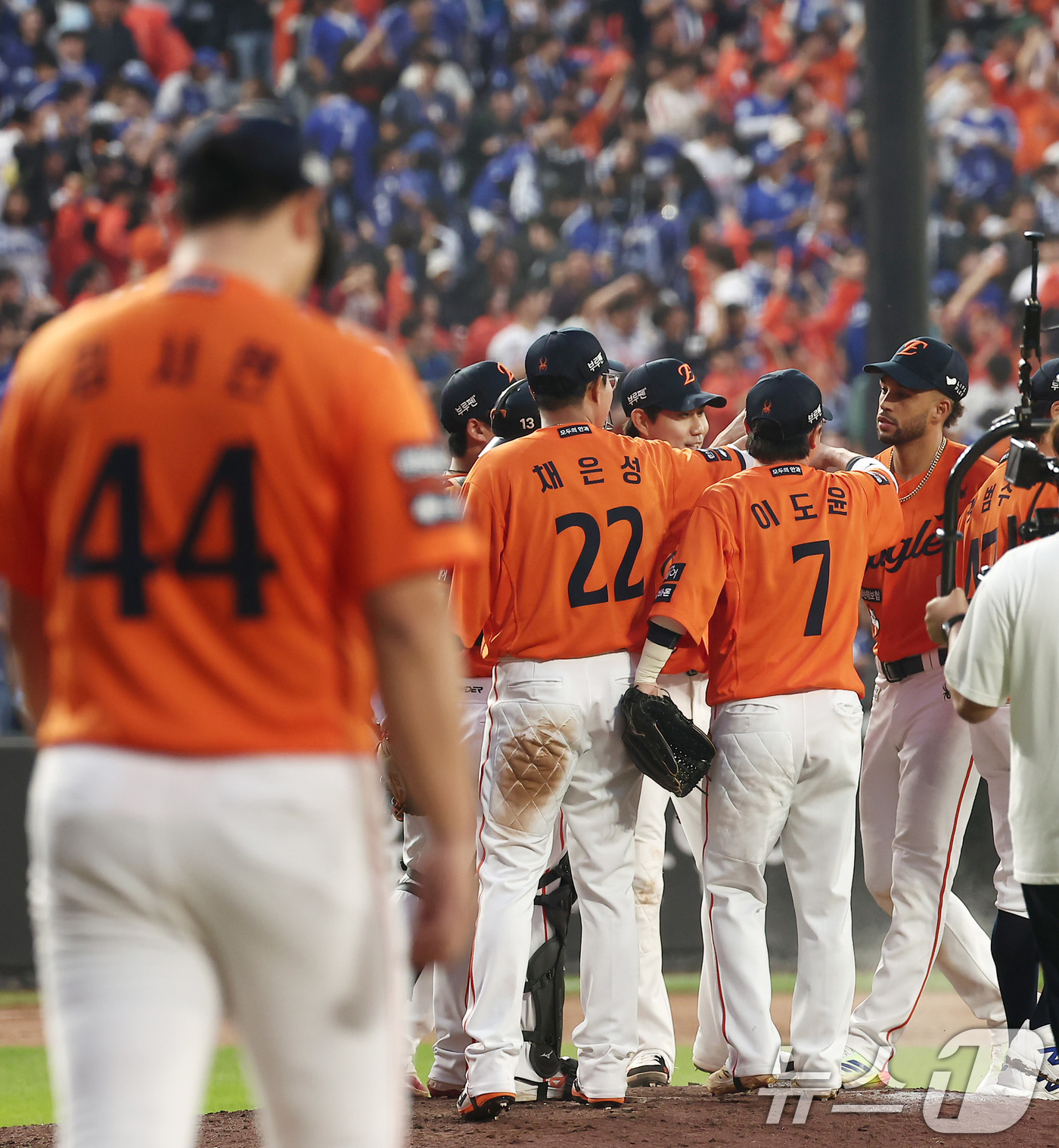 (대전=뉴스1) 김성진 기자 = 한화 선수들이 18일 대전 한화생명볼파크 열린 프로야구 2025 신한 SOL뱅크 KBO 플레이오프 1차전 삼성 라이온즈와 한화 이글스의 경기에서 9 …