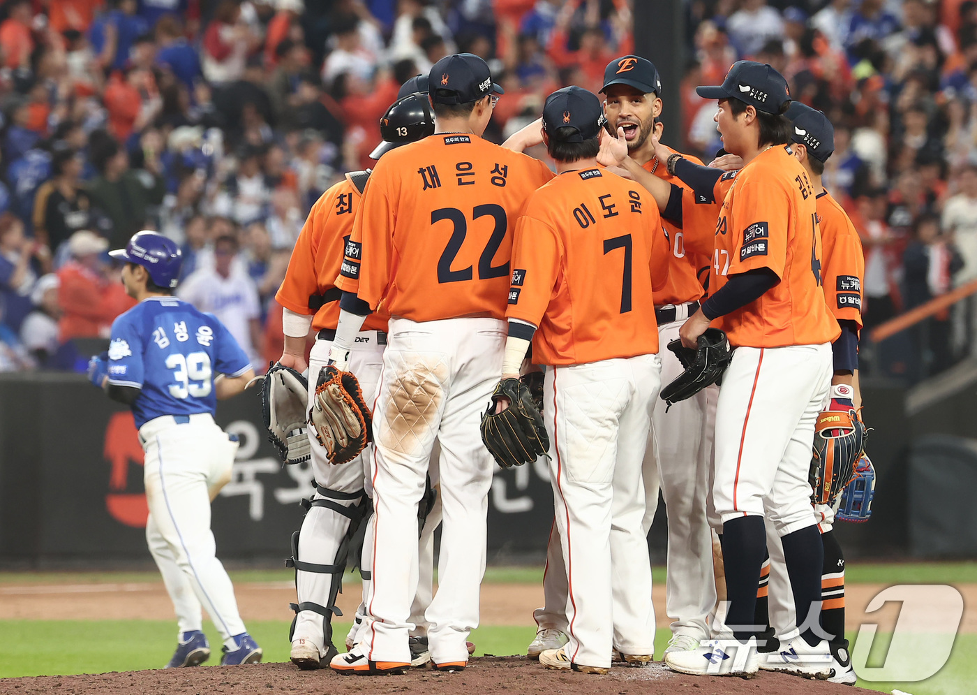 (대전=뉴스1) 김성진 기자 = 한화 선수들이 18일 대전 한화생명볼파크 열린 프로야구 2025 신한 SOL뱅크 KBO 플레이오프 1차전 삼성 라이온즈와 한화 이글스의 경기에서 9 …