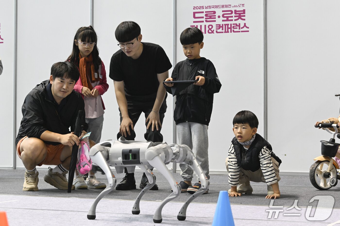 본문 이미지 - 18일 &#39;2025 남원국제드론제전 with 로봇&#39; 행사장에서 한 아이가 로봇강아지를 조종하고 있다.&#40;남원시 제공. 재판매 및 DB금지&#41;/뉴스1